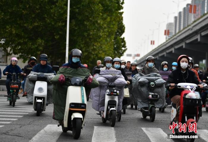 11月3日，河北石家莊迎降溫天氣，市民“捂”裝出行。 <a target='_blank' href='/'><p  align=