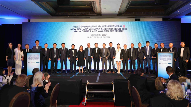 新西蘭華商聯(lián)合總會(huì)首批會(huì)員代表上臺(tái)亮相。攝影：張凱