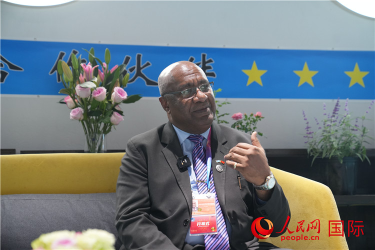 斐濟副總理兼貿易部長卡米卡米加談參加進博會感受。人民網記者 吳超嵐攝