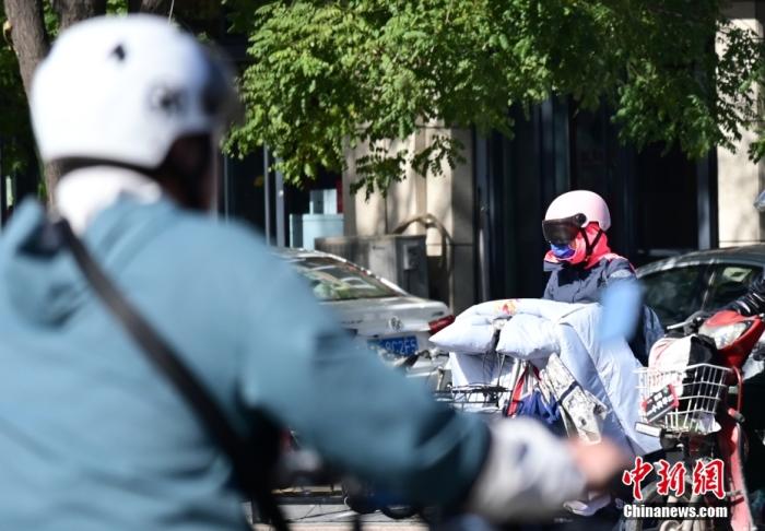 石家莊街頭，市民紛紛穿上厚厚的外套“捂”裝前行。 <a target='_blank' href='/'><p  align=