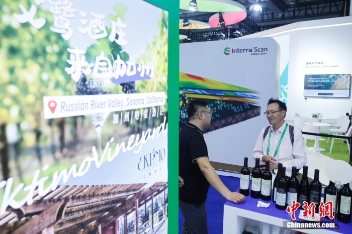 11月6日，參觀者與展臺工作人員交流。當日，第六屆中國國際進口博覽會在國家會展中心(上海)舉行。據上海美國商會官網消息，為進一步加強中美經貿聯系，上海美國商會與美國農業(yè)部合作參展2023年第六屆中國國際進口博覽會。今年是美國政府首次設立官方展館。<a target='_blank' href='/'><p  align=