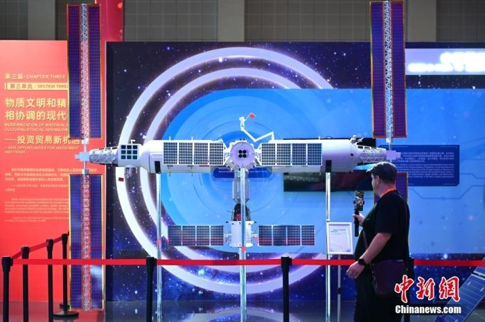 11月5日，觀眾在進(jìn)博會(huì)中國(guó)館參觀拍攝中國(guó)空間站模型。<a target='_blank' href='/'><p  align=