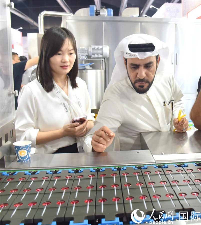 阿方展商在查看中企產(chǎn)品。人民網(wǎng)塔里克·易卜拉欣攝