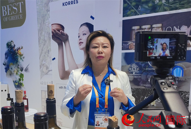 希華集團聯(lián)合創(chuàng)始人兼總裁索菲亞女士接受采訪。人民網(wǎng) 殷韜攝