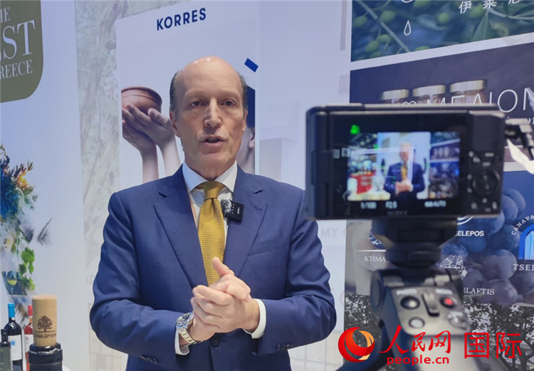 希華集團創(chuàng)始人兼首席執(zhí)行官甘德密先生接受采訪。人民網(wǎng) 殷韜攝