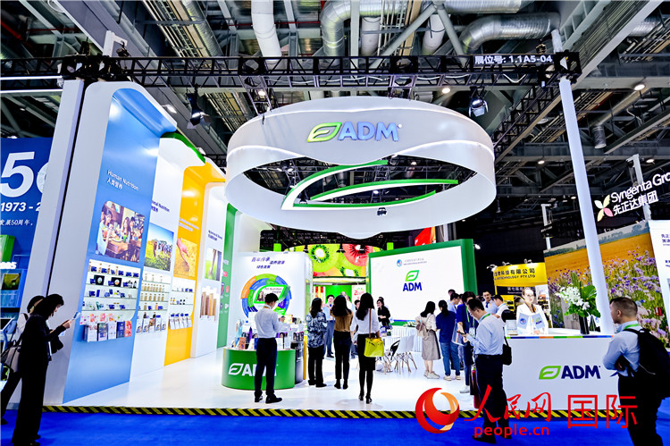 美國(guó)農(nóng)產(chǎn)品加工和貿(mào)易企業(yè)ADM在進(jìn)博會(huì)的展臺(tái)。人民網(wǎng)記者 趙益普攝
