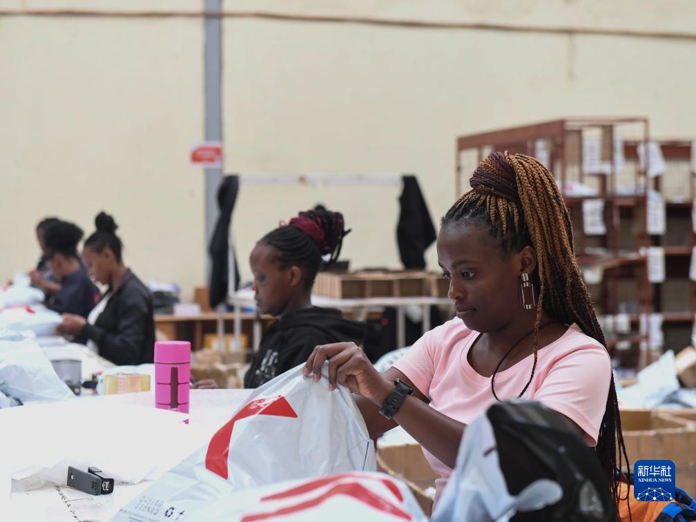 11月10日，在肯尼亞姆洛隆戈，Kilimall員工在倉庫內(nèi)包裝商品。新華社記者 李亞輝 攝