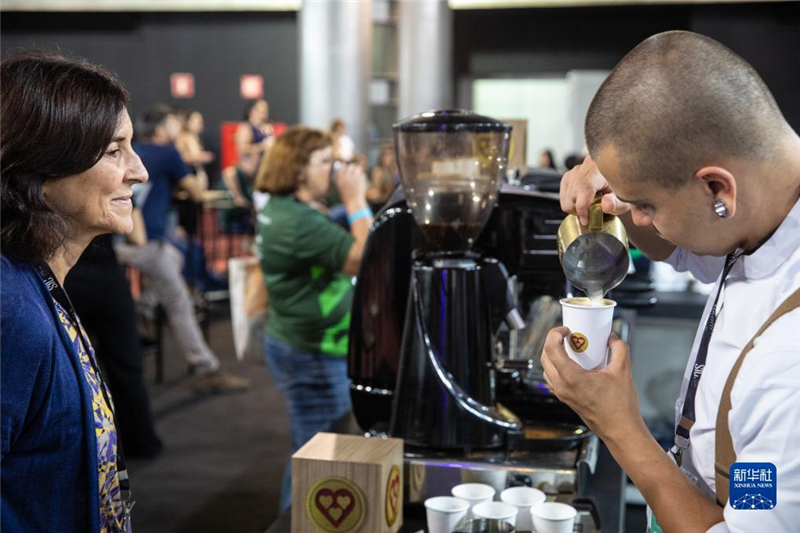 11月9日，咖啡師在巴西貝洛奧里藏特舉行的咖啡周上為參觀者制作咖啡。新華社記者 王天聰 攝