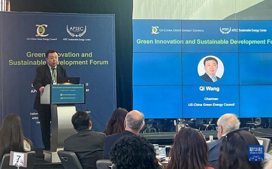 11月13日，美中綠色能源促進會會長王麒在舊金山舉行的“綠色創(chuàng)新與可持續(xù)發(fā)展論壇”上發(fā)言。新華社記者 譚晶晶 攝