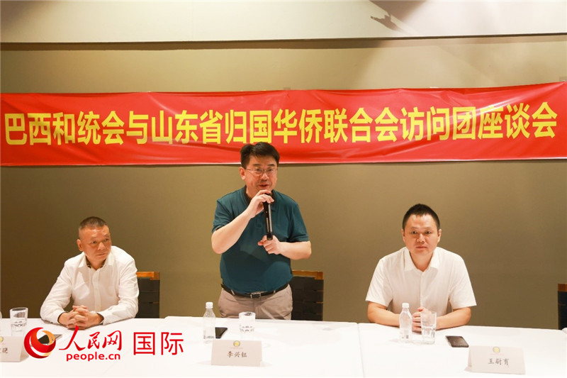 中國僑聯(lián)副主席、山東省僑聯(lián)主席李興鈺（中）在座談會上致辭。人民網(wǎng)記者 陳海琪攝