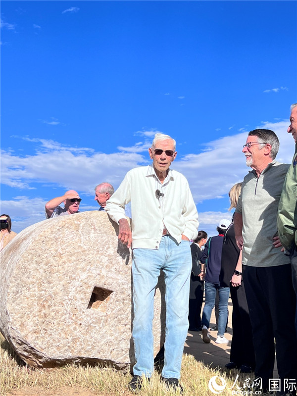 103歲的飛虎隊老兵哈里·莫耶在云南昆明呈貢機場舊址的石碾前留影。人民網(wǎng) 趙瞳攝