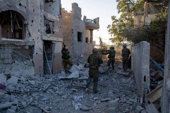 這張以色列國(guó)防軍11月12日發(fā)布的照片顯示，以軍地面部隊(duì)在加沙地帶北部開(kāi)展軍事行動(dòng)。新華社發(fā)