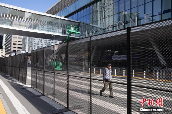 當(dāng)?shù)貢r(shí)間11月10日，一名行人從美國(guó)舊金山莫斯康中心周圍的金屬圍欄旁經(jīng)過(guò)。隨著亞太經(jīng)合組織(APEC)第三十次領(lǐng)導(dǎo)人非正式會(huì)議臨近，作為會(huì)議場(chǎng)地的莫斯康中心附近出現(xiàn)金屬圍欄，執(zhí)勤警察也大幅增加。<a target='_blank' href='/'><p  align=
