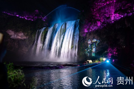 光影中的黃果樹大瀑布。人民網(wǎng) 陽(yáng)茜攝