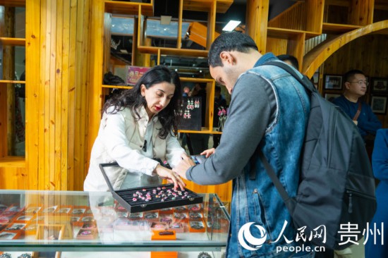 歐亞國(guó)家記者拍攝記錄黔東南州施洞鎮(zhèn)民族手工藝品。人民網(wǎng) 陽(yáng)茜攝