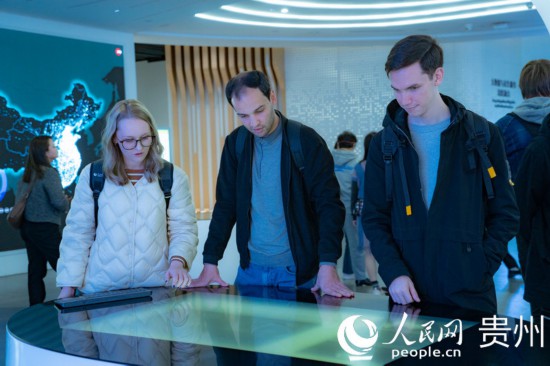 在國(guó)家大數(shù)據(jù)（貴州）綜合試驗(yàn)區(qū)交流體驗(yàn)中心，歐亞國(guó)家記者體驗(yàn)貴州大數(shù)據(jù)應(yīng)用場(chǎng)景。人民網(wǎng) 陽(yáng)茜攝
