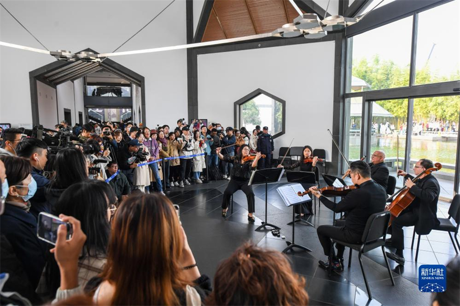 11月16日，費城交響樂團(tuán)的演奏家們在蘇州博物館大廳內(nèi)演奏。新華社記者 李博 攝