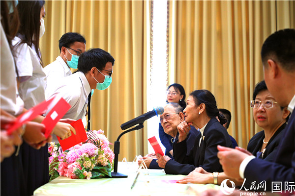 圖為獎助學(xué)金頒發(fā)現(xiàn)場。人民網(wǎng)記者 白元琪攝