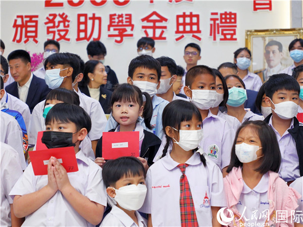 圖為出席嘉賓和現(xiàn)場獲獎學(xué)生合影留念。人民網(wǎng)記者 白元琪攝