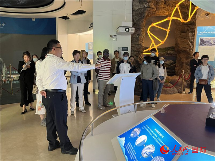 中外記者在深圳大鵬半島國家地質(zhì)公園博物館參觀。人民網(wǎng)記者 陳思攝