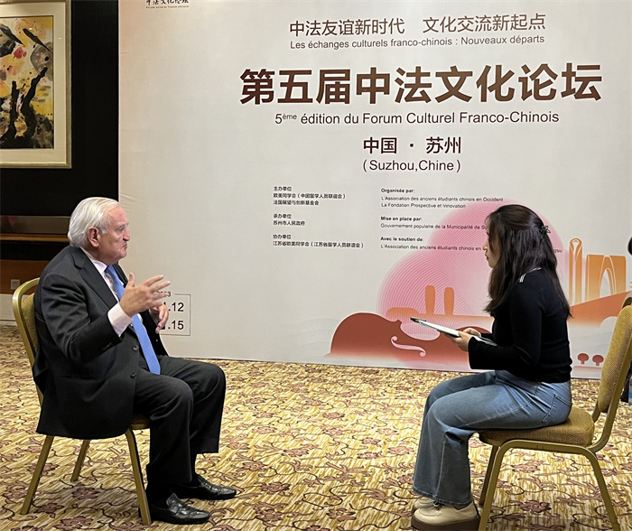 法國(guó)前總理、法國(guó)展望與創(chuàng)新基金會(huì)主席讓-皮埃爾·拉法蘭接受人民網(wǎng)的采訪。（國(guó)際在線供圖）