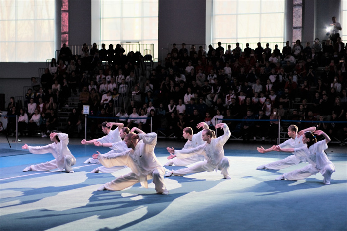 俄羅斯武術(shù)運(yùn)動員進(jìn)行示范表演。駐俄羅斯大使館供圖