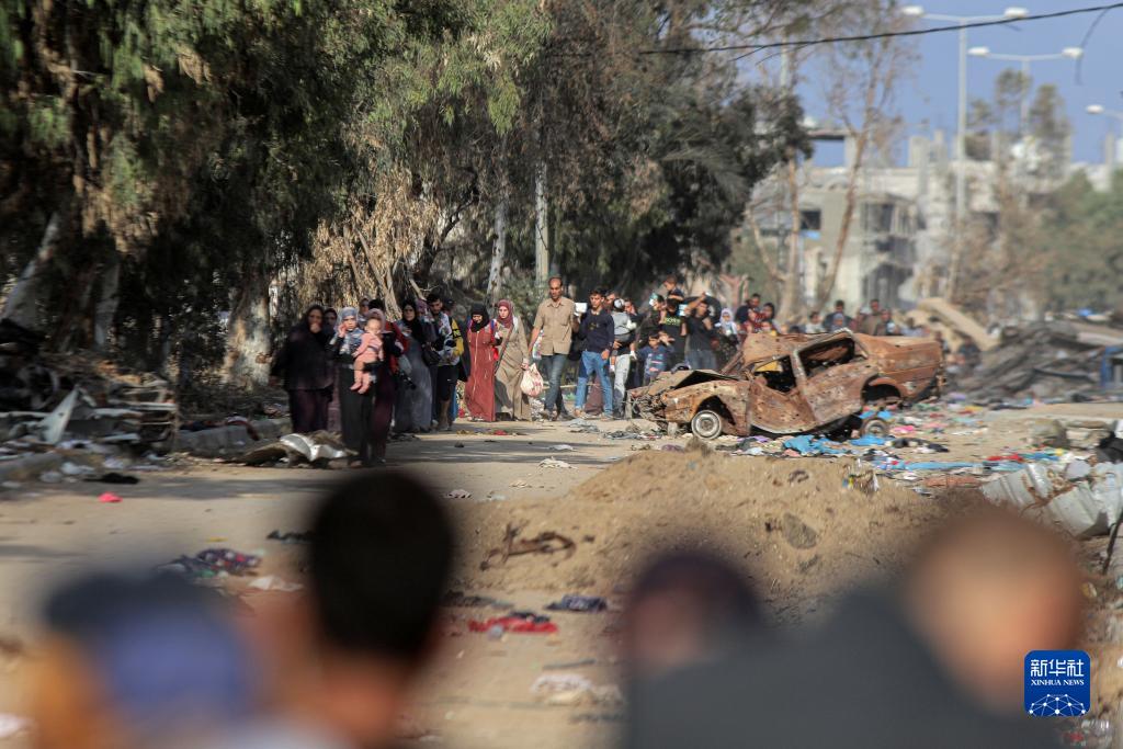 11月18日，在加沙地帶南部地區(qū)，巴勒斯坦人向南遷移。