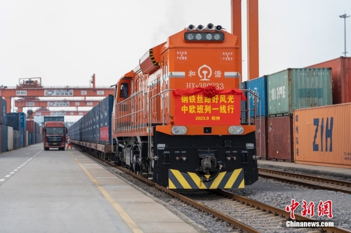 資料圖：河南鄭州，一列滿載貨物的中歐班列(鄭州)從中國(guó)鐵路鄭州局集團(tuán)有限公司圃田車站駛出，開(kāi)往德國(guó)漢堡。<a target='_blank' href='/'><p  align=