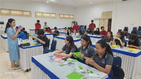 巴陵康孔子學院中方院長朱敏霞講解中國的二十四節(jié)氣。主辦方供圖