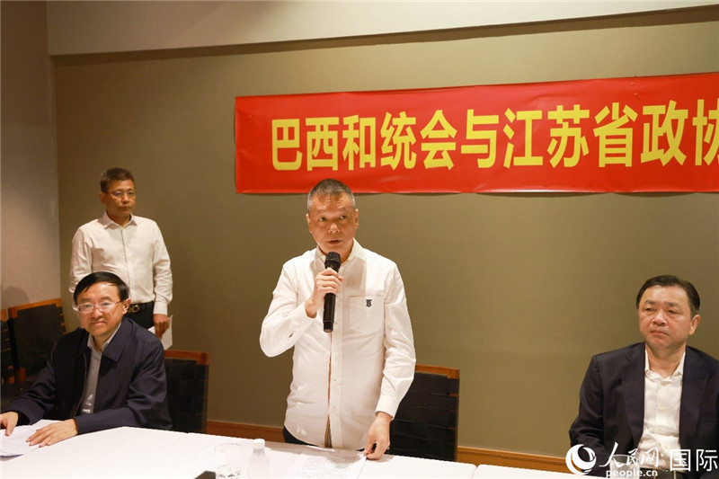 巴西和統(tǒng)會(huì)會(huì)長(zhǎng)王俊曉（中）在座談會(huì)上致辭。人民網(wǎng)記者 陳海琪攝