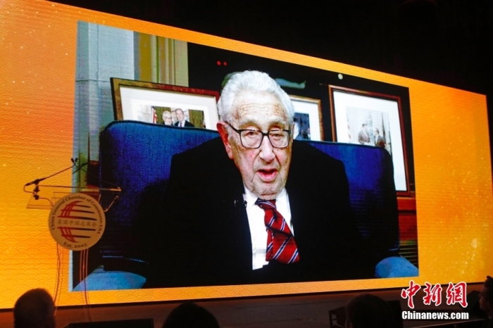 資料圖為當(dāng)?shù)貢r(shí)間2023年1月18日晚，美國中國總商會(huì)(CGCC)在紐約舉行2023年中國農(nóng)歷新年晚宴。圖為美國前國務(wù)卿亨利·基辛格以視頻方式致辭。<a target='_blank' href='/'><p  align=
