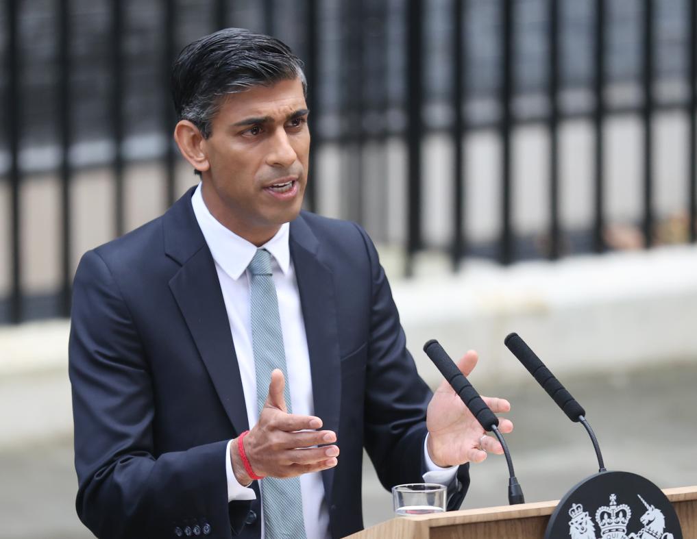 2022年10月25日，里?！ぬK納克在英國倫敦唐寧街10號(hào)首相府前發(fā)表講話。新華社記者李穎攝