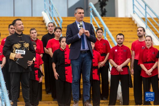 12月2日，希臘文化部副部長(zhǎng)赫里斯托斯·季馬斯（中）在希臘雅典圣誕劇場(chǎng)舉行的“中希國(guó)際戲劇節(jié)”開(kāi)幕式上講話。新華社發(fā)（馬里奧斯·羅洛斯攝）