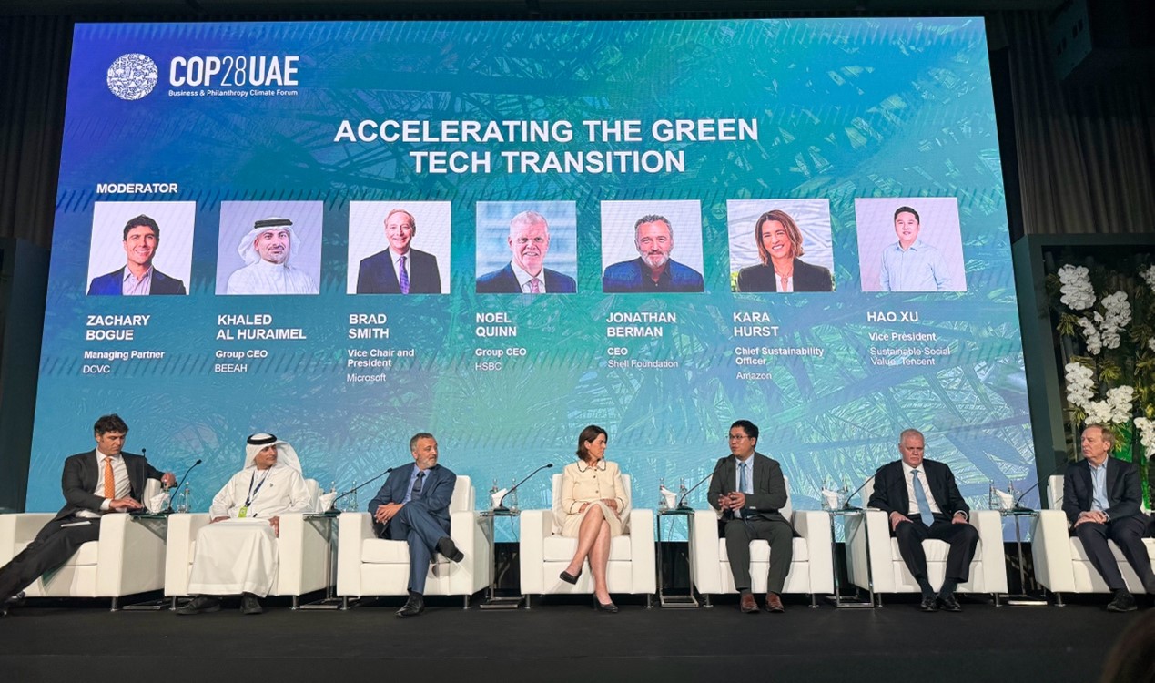 騰訊可持續(xù)社會(huì)價(jià)值副總裁、騰訊碳中和實(shí)驗(yàn)室負(fù)責(zé)人許浩（右三）在COP28上和微軟公司主席(右一)、匯豐銀行全球首席執(zhí)行官(右二)以及亞馬遜首席可持續(xù)發(fā)展官(左四)等對話。圖片由騰訊公司提供