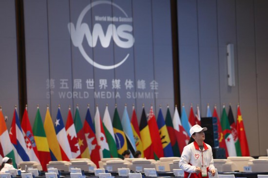   2023年12月2日，一名志愿者在廣州南沙灣濱海會議中心布置會場。（新華社記者李明攝）