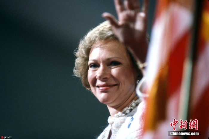 當(dāng)?shù)貢r間11月19日，卡特中心宣布，美國前第一夫人羅莎琳·卡特于當(dāng)天去世，享年96歲。根據(jù)卡特中心發(fā)布的聲明，在家人的陪伴下，羅莎琳·卡特在佐治亞州普萊恩斯的家中平靜地去世?？ㄌ刂行?7日宣布，羅莎琳·卡特開始接受臨終關(guān)懷。圖為羅莎琳·卡特資料圖。圖/ICphoto