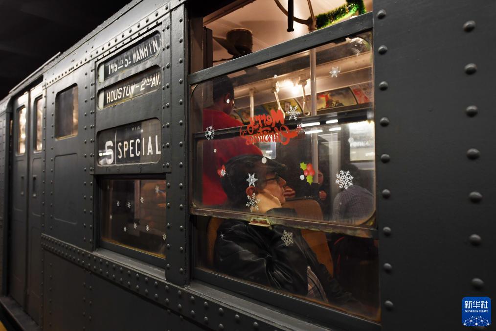 12月2日，在美國紐約，人們乘坐“懷舊地鐵”專列。新華社記者 李睿 攝