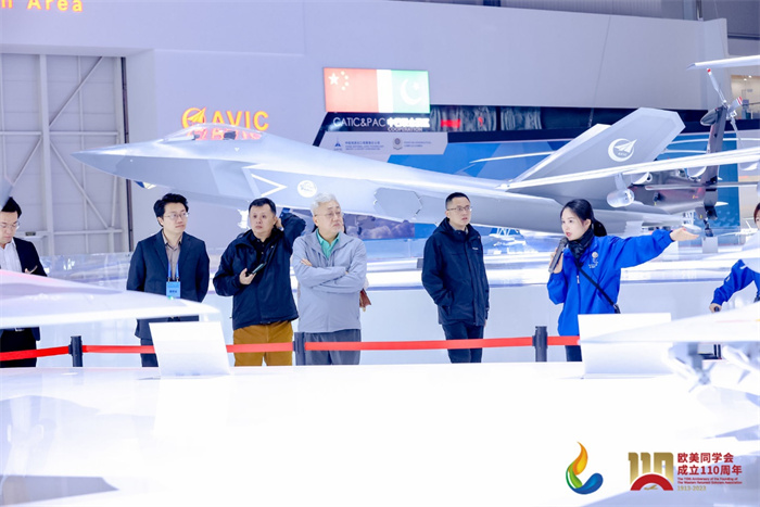 參會嘉賓和留學(xué)歸國人員參觀珠海太空中心。主辦方供圖