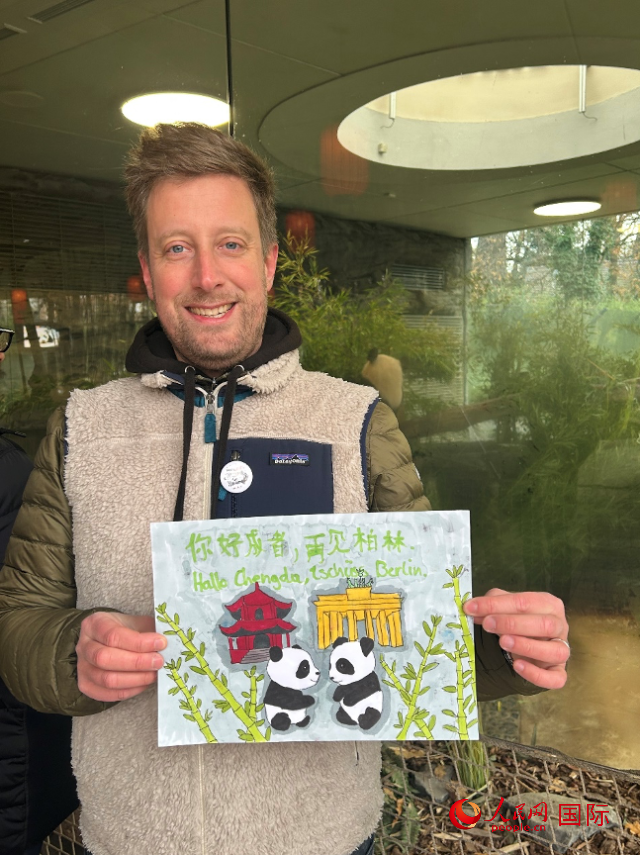 特別從法國趕來送別“夢想”“夢圓”的專業(yè)級熊貓粉絲 Pouille先生和此次征集的兒童作品。人民網(wǎng)記者 徐馨攝