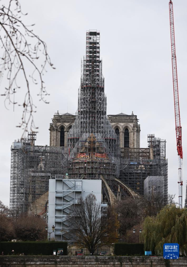 這是12月8日在法國巴黎拍攝的修復(fù)中的巴黎圣母院。新華社記者 高靜 攝