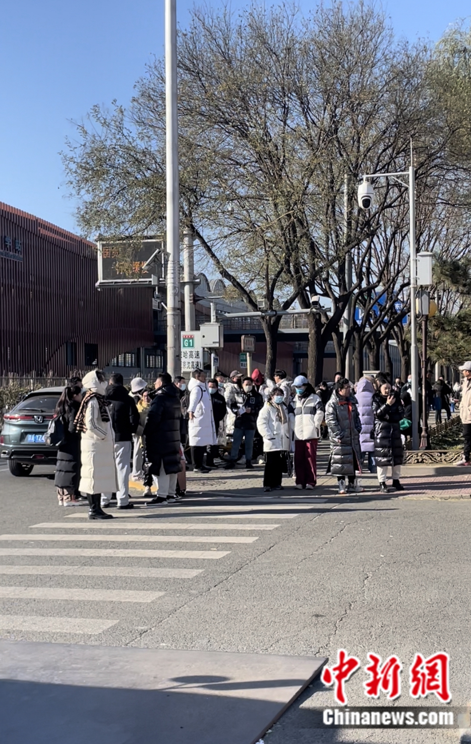 不少家長和老師在考場外等候。袁秀月 攝