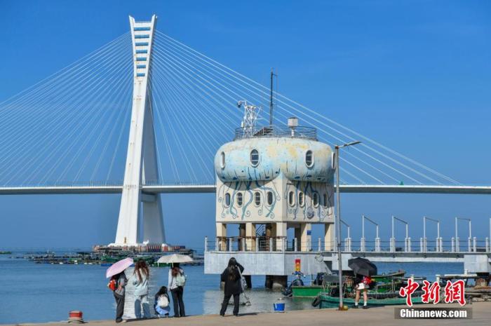 圖為游客在文昌鋪前漁港游玩。<a target='_blank' href='/' _fcksavedurl='/' ><p  align=