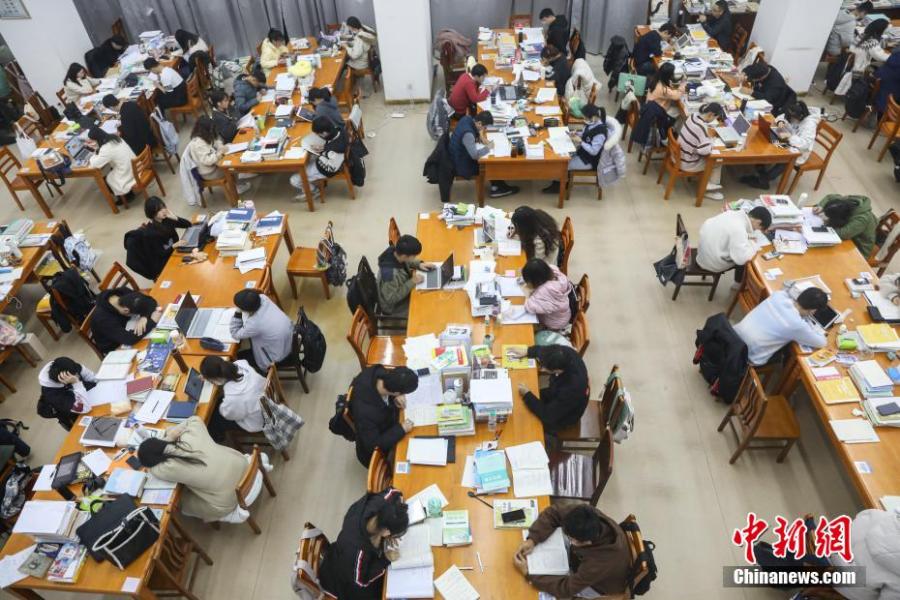 資料圖：眾多考研學(xué)生在南昌大學(xué)圖書館的自習(xí)室內(nèi)復(fù)習(xí)備考。劉力鑫 攝