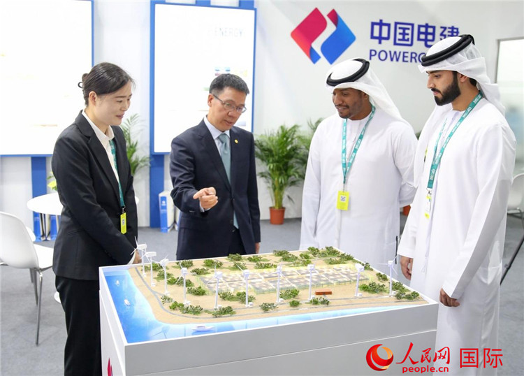 訪客在中國電建展臺參觀風(fēng)電項(xiàng)目沙盤。人民網(wǎng) 塔里克·易卜拉欣攝