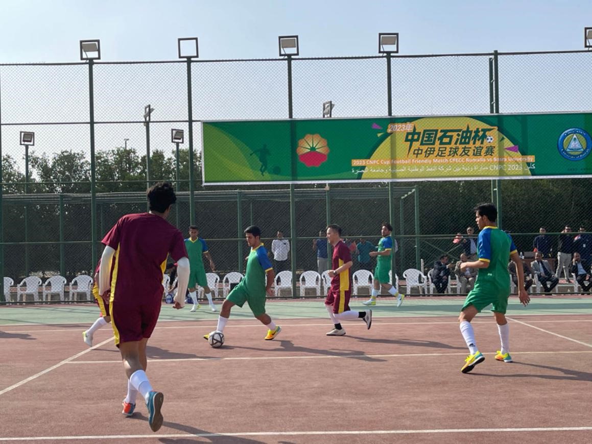 12月14日，中國(guó)石油（伊拉克）魯邁拉片區(qū)舉辦公共開放日和足球友誼賽。中國(guó)石油工程建設(shè)有限公司魯邁拉項(xiàng)目代表隊(duì)與巴士拉大學(xué)代表隊(duì)進(jìn)行了比賽，巴士拉大學(xué)代表隊(duì)獲勝。文學(xué)軍攝
