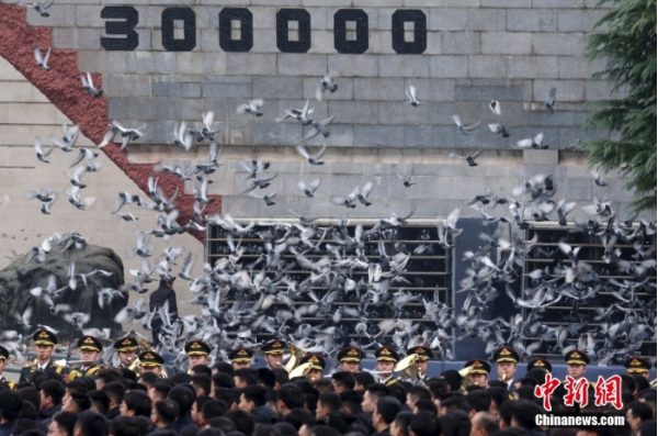 12月13日是第十個(gè)南京大屠殺死難者國(guó)家公祭日。當(dāng)天上午，南京大屠殺死難者國(guó)家公祭儀式在侵華日軍南京大屠殺遇難同胞紀(jì)念館舉行。圖為國(guó)家公祭儀式現(xiàn)場(chǎng)。中新社記者 泱波 攝