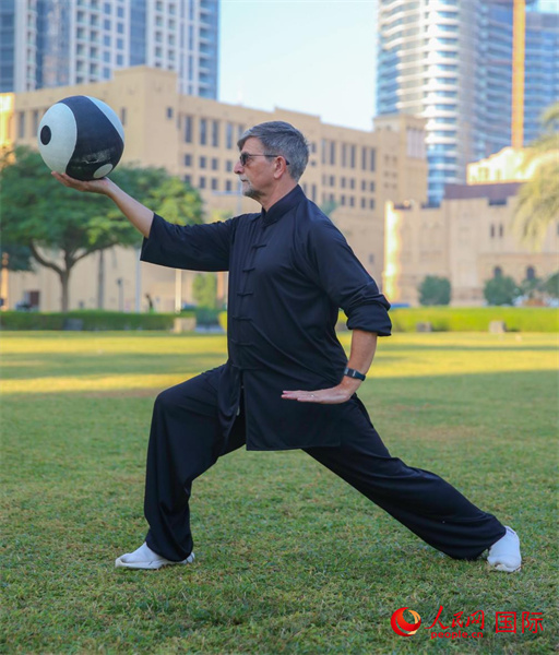 羅伯特在練習(xí)太極球。人民網(wǎng) 塔里克·易卜拉欣攝