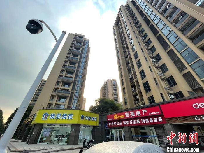 多家房地產(chǎn)中介。 蘇婷 攝