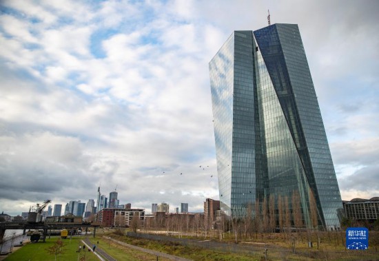 這是12月14日在德國(guó)法蘭克福拍攝的歐洲央行大樓。新華社記者 張帆 攝