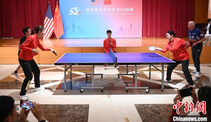 當(dāng)?shù)貢r(shí)間12月13日，中國(guó)駐美使館在華盛頓舉辦慶?；顒?dòng)紀(jì)念中美乒乓外交52周年。圖為丁寧、劉偉、戴爾等中美運(yùn)動(dòng)員上演混雙表演賽。中新社記者 陳孟統(tǒng) 攝